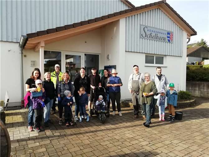 Helfer/innen trafen sich am Bürgerhaus Schelborn. Fotos: privat