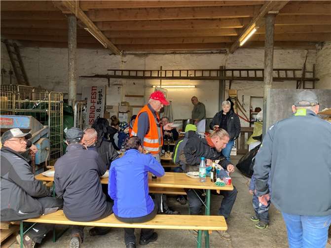 Helferinnen und Helfer beim gemeinsamen Mittagsimbiss in der Gemeindescheune.  Fotos: privat