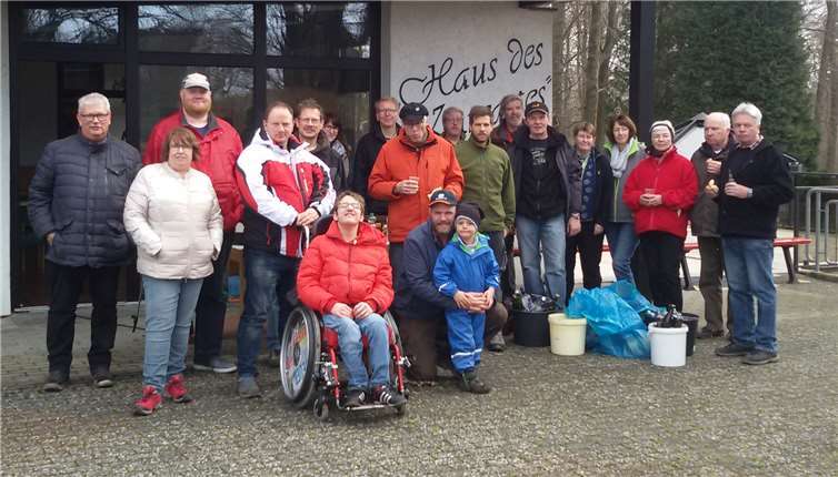 Helferinnen und Helfer der Müllsammelaktion. privat