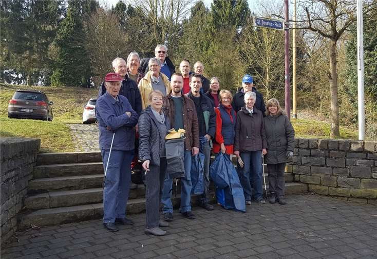 Helferinnen und Helfer der diesjährigen CDU-Müllsammel-Aktion auf dem Donatus-Platz. privat