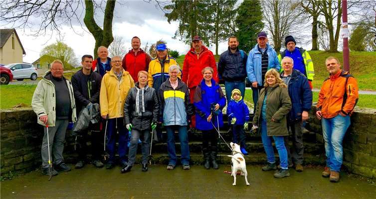 Helferinnen und Helfer der diesjährigen CDU-Müllsammel-Aktion auf dem Donatus-Platz. Foto: privat