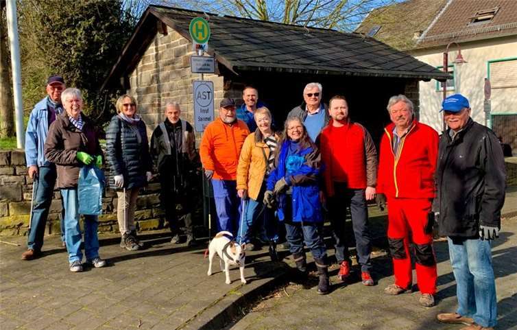 Helferinnen und Helfer der diesjährigen CDU-Müllsammel-Aktion auf dem Donatus-Platz. Foto: privat