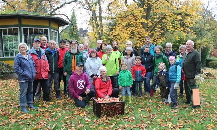 Helferinnen und Helfer nach getaner Arbeit auf den Streuobstwiesen des Klosters der Dominikanerinnen in Arenberg. Foto: David Staab
