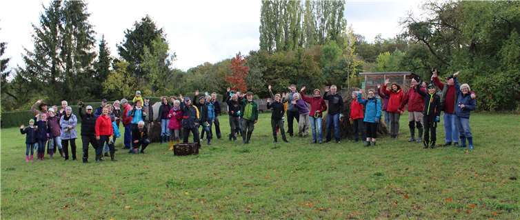 Helferinnen und Helfer nach getaner Arbeit auf den Streuobstwiesen des Klosters der Dominikanerinnen in renberg.Foto: David Staab