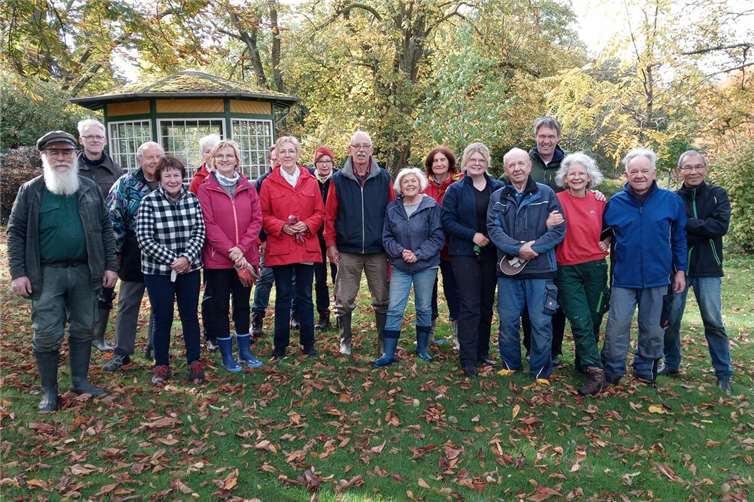 Helferinnen und Helfer nach getaner Arbeit nahe den großen Streuobstwiesen des Dominikanerinnen-Klosters in Arenberg. Foto: Verein Schönes Immendorf e.V.
