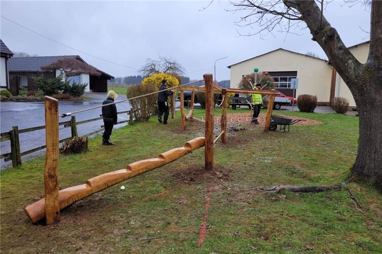 Helferinnen und Helfer während ihres Arbeitseinsatzes in Elgert