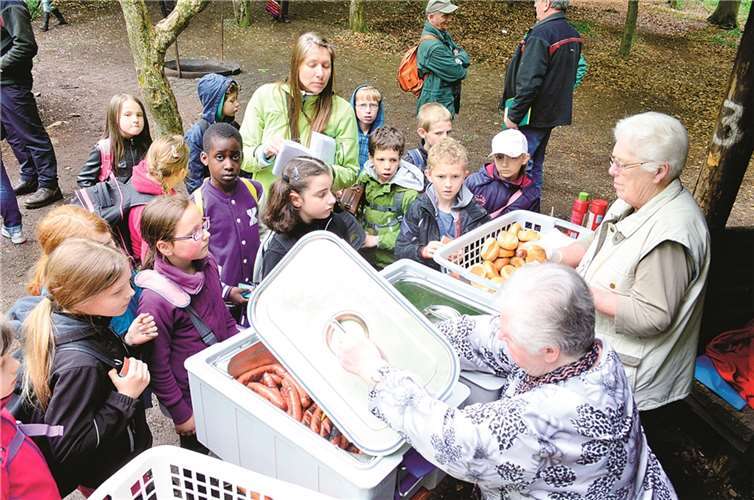Helferinnen von der Arbeiterwohlfahrt Bendorf verteilten Würstchen.