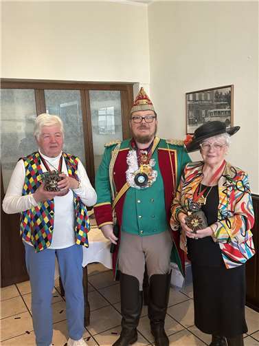 Helga Altmann, Kommandeur Tim Herrmann und Sieglinde Borgert.