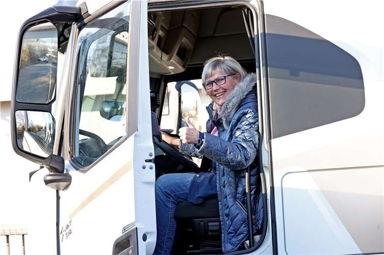 Helga Blohm vor und in dem LKW. Foto: Christoph Bluethner