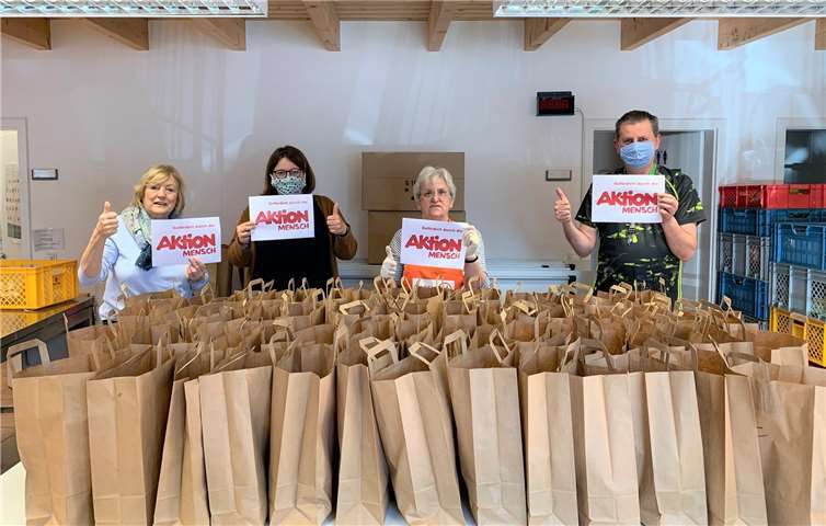 Helga Külshammer, Christiane Böttcher, Brigitte Schmitt und Detlef Weinert danken der „Aktion Mensch“ für die Corona-Soforthilfe. Foto: E.T. Müller