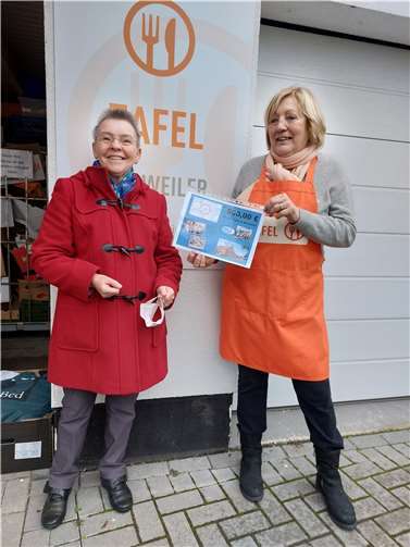 Helga Külshammer (rechts) bedankte sich im Namen ihrer Kolleginnen und Kollegen herzlich bei Ulrike Küppers (links) und bei Angela Albers (nicht auf dem Foto). Foto: privat