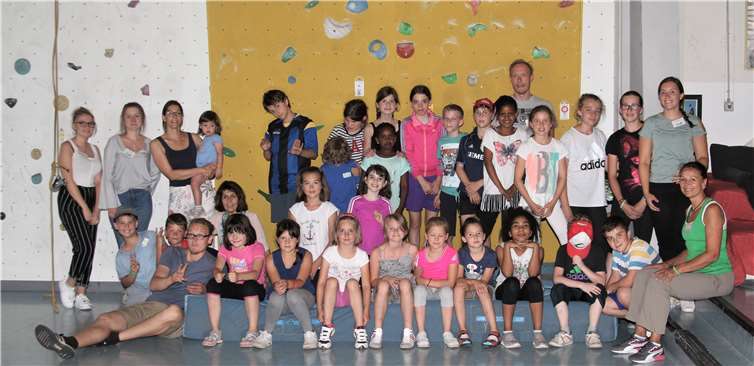 Helga Pellenz (rechts) mit dem Betreuerteam und den teilnehmenden Kids im Kandi Turm.Privat