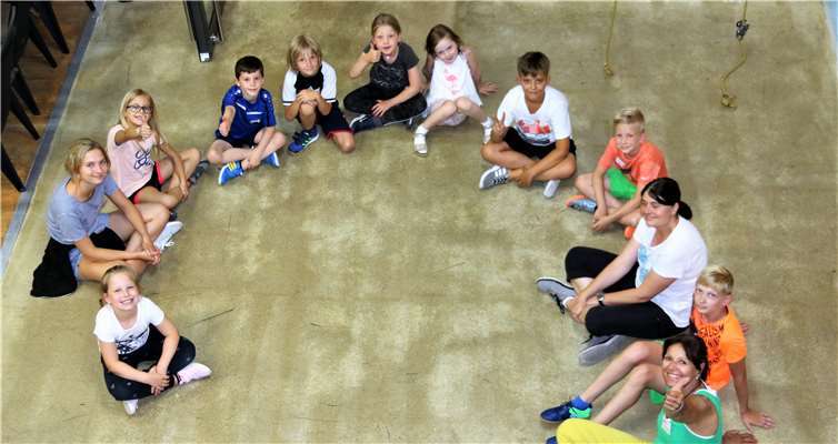 Helga Pellenz (vorne re.) mit einigen Kindern im Kandi Turm bei der täglichen Besprechung.