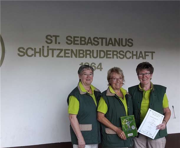 Helga Reiprich (Mitte), Annelie Weber (rechts) und Marita Babenhauserheide bildeten bei den Bundesmeisterschaften in Gymnich das erfolgreiche Trio der St. Sebastianus Schützenbruderschaft. privat