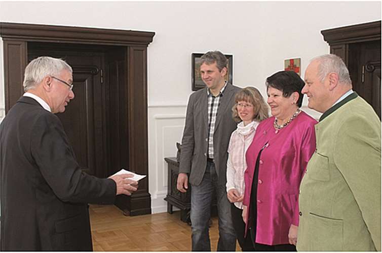 Helga Schneider (2.v.re.) erhielt die Ehrennadel des Landes Rheinland-Pfalz aus den Händen von Oberbürgermeister Hofmann-Göttig (li.). Mit dabei war Ehemann Hans (re.), Sohn Thomas (2. li.) und Schwiegertochter Jutta. privat