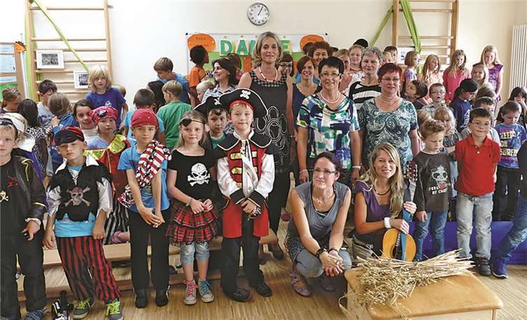 Helga Uelmen auf einem gemeinsam Erinnerungsbild mit den Kindern und dem Lehrerkollegium.SF