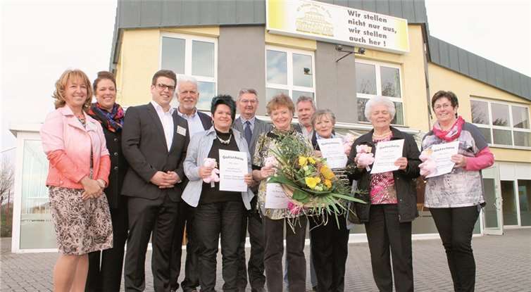 Helga Wolf (Mitte) ist bald stolze Besitzerin eines neuen Wintergartens. Die weiteren Gewinnerinnen Maria Rohs, Christa Demuth, Martha Willkomm und Simone Nikles freuten sich über ihre Wertgutscheine. Die Familie Günther, Kommunikationsberater Jürgen Velten und Anzeigenleiter Hans-Werner Profittlich von „Blick aktuell“ gratulierten recht herzlich. RAU