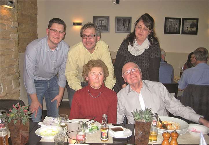 Helga Zündorf (sitzend) wurde nun von ihren Kolleginnen und Kollegen in den wohlverdienten Ruhestand verabschiedet: Manfred Mahnig (sitzend) und (stehend v.li.): Peter Redekop, Klaus Ehrlich und Anne Teichert.