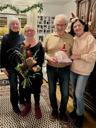 Helga und Doris mit den Gastgebern. Fotos: privat