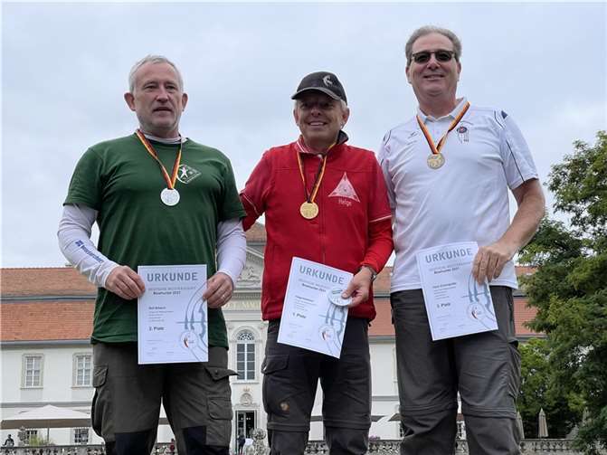 Helge Karkoska (Mitte) bei der Siegerehrung. Foto: privat