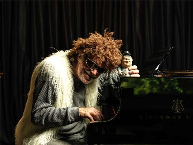 Helge Schneider und seine Mitmusikanten stehen am Samstagabend, 20 Uhr, auf der großen Bühne im unmittelbar am Rhein gelegenen (ult)urpark. Foto: Helge Schneider