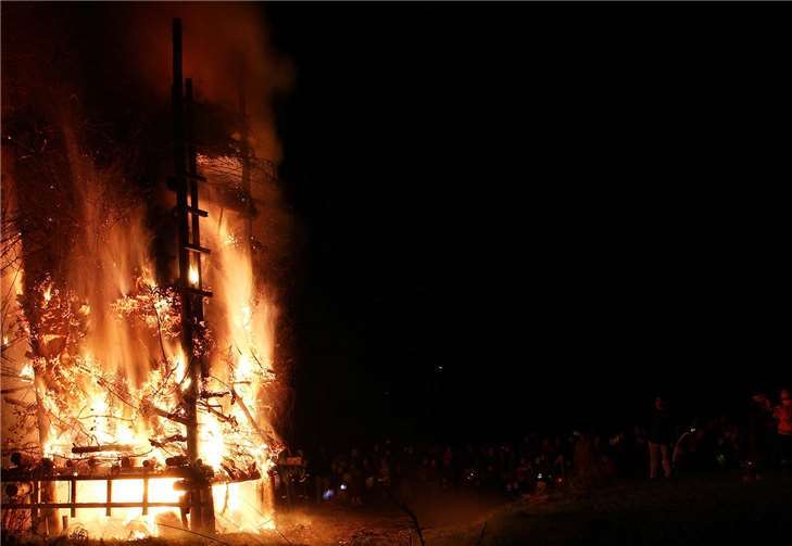 Hell leuchtete das brennende Martinsfeuer in Waldorf. Fotos: WER