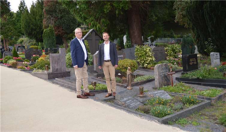 Hell und gehsicher sind nun die Wege auf dem Oberwinterer Friedhof. Davon überzeugten sich Norbert Matthias und Bürgermeister Björn Ingendahl. Foto: AB