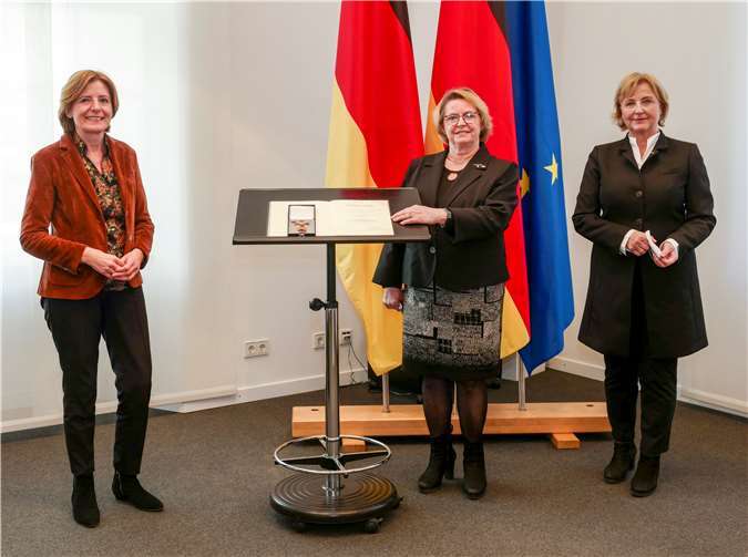 Hella Holschbach (Mitte) erhielt den Landesverdienstorden von Ministerpräsidentin Malu Dreyer (li.).Foto: Staatskanzlei RLP/ Sämmer