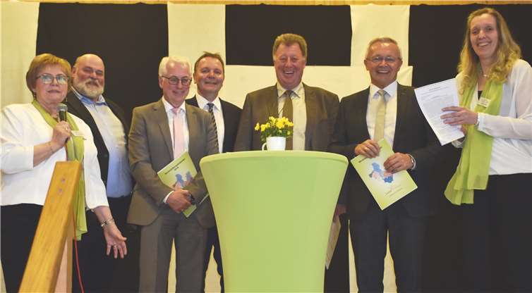 Hella Holschbach (links) und Sabine Jung freuensich über die neuen Landfrauenmitglieder. Fotos: HEP