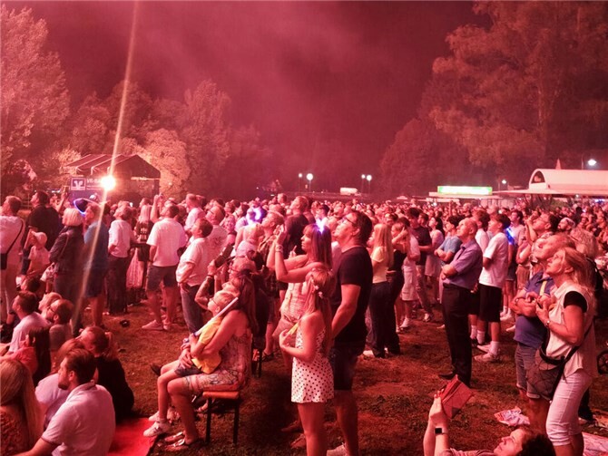 Hellauf begeistert vom Jubiläumsfeuerwerk waren rund 5.000 Besucher