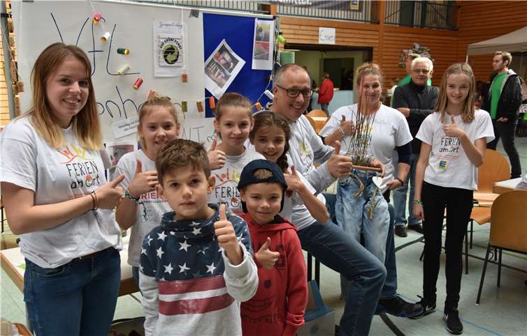Hellauf begeistert von der Kreativität der Vereine: Ralph Alt, stellvertretender Vorsitzender der Sportjugend RLP (3.v.r.), am Stand des VfL Sponheim.  M. Heinze/LSB