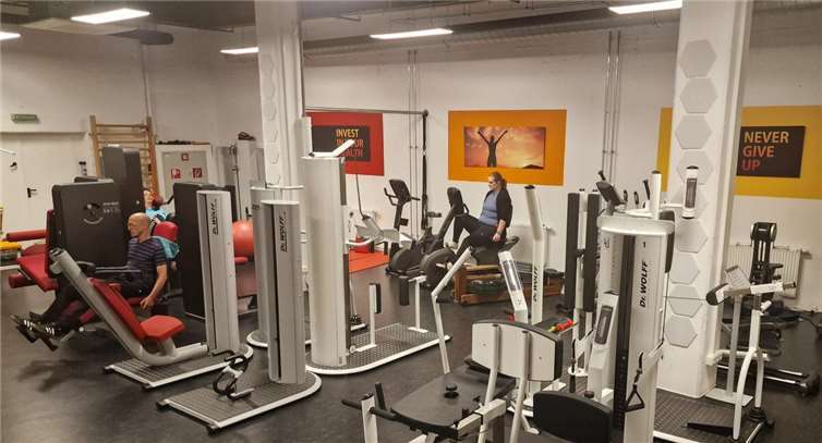 Helle, mit modernen Geräten eingerichtete Räume ist nur ein Markenzeichen von PhysioFit.