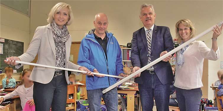 Hellere und moderne LED-Technik in den Klassenräumen und Fluren der Gemeinschaftsgrundschule Sürster Weg. Links die schmale LED-Röhre und rechts die alte Neonröhre. Bürgermeister Stefan Raetz und Frau Martina Meyer, RWE Deutschland, stellten die Sanierungsmaßnahme vor (v.l.: Frau Meyer, Matthias Swoboda, Fachgebietsleiter Hochbau Stadt Rheinbach, Bürgermeister Stefan Raetz und die Konrektorin der GGS Sürster Weg, Frau Ute Jansen).STEIN