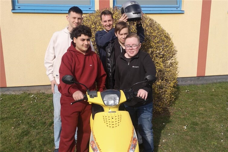 Helm auf und los: Junge Fahrer feiern ihren Mofa-Führerschein