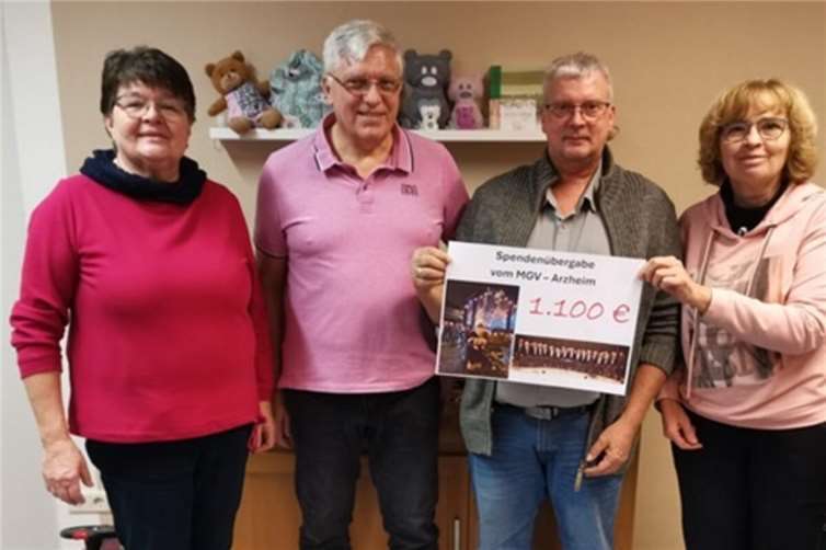 Spende an die Elterninitiative krebskranker Kinder Koblenz übergeben Helma Kutzern (li.), Michael Straub und Klaus Fachbach vom MGV, Jutta Arens (re.). Foto: PSM – Michael Merz
