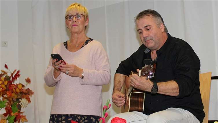 Helmar Hoffmann und Brigitte Frahn eröffneten den Mundartabend musikalisch.