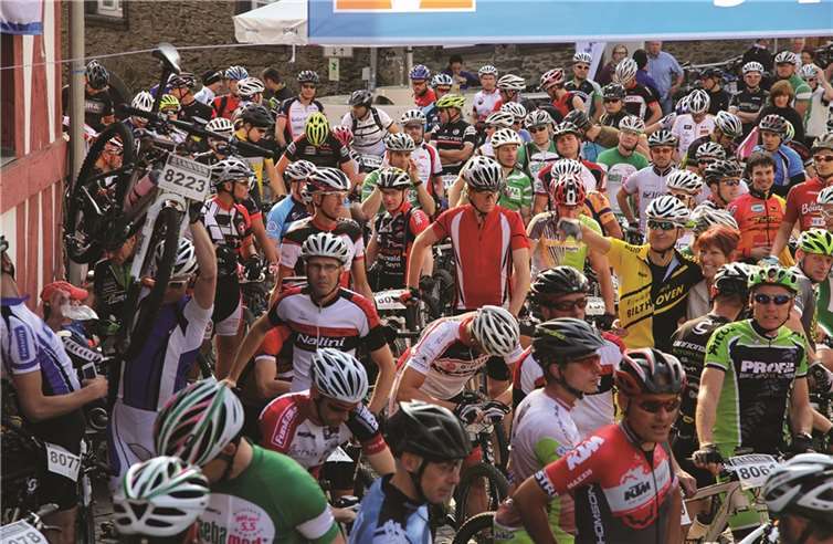 Helme, bunte Trikots und Mountainbikes bestimmten das Bild im historischen Ortskern von Rhens    Foto EP