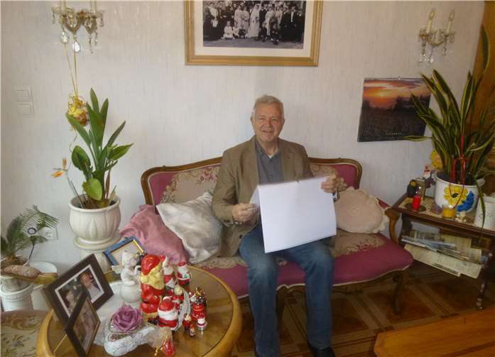 Helmut Baaden mit dem historischen Kalender –er betrachtet das Bild der Hochzeit seiner Großeltern.