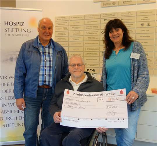 Helmut Breitbach, Kassierer und Michael Burger, Vorsitzender des Trägervereins zur Förderung der Dorfgemeinschaft Dedenbach e. V. überreichen einen Scheck an Yasmin Brost, Hospiz- und Pflegedienstleitung Hospiz im Ahrtal.Foto: privat