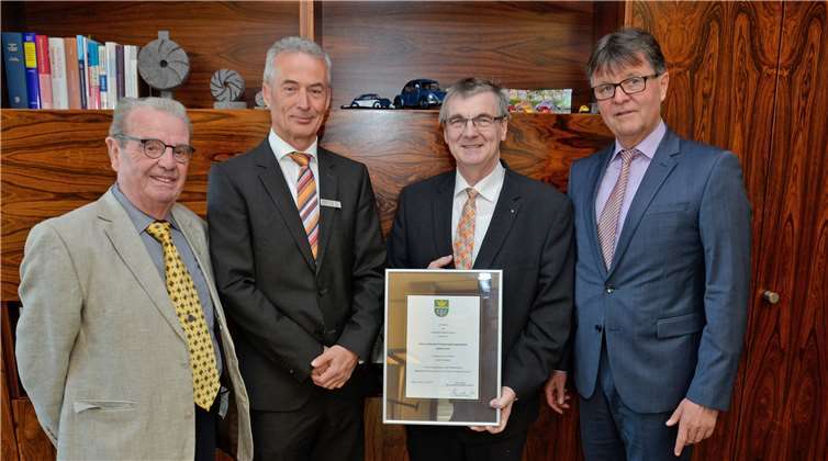 Helmut Eich (2. v. li.) freute sich sehr über die ehrenvolle Verabschiedung durch Landrat Dr. Alexander Saftig (2. v. re.).Foto: privat