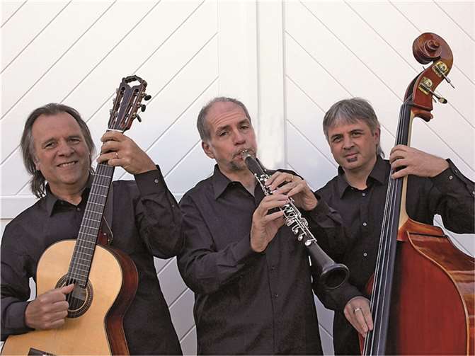 Helmut Eisel - Klarinette, Michael Marx - Gitarre/Stimme, Stefan Engelmann - Kontrabass. privat