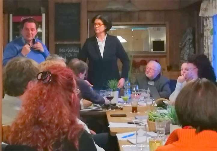 Helmut Ewenz und Jutta Spies (stehend) gehen gemeinsam in das dritte Jahr an der Spitze des RVK-Vorstands.  Picasa