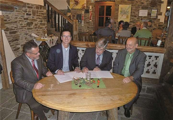 Helmut Hannes (v.l.) (CDU Gemeindeverbands-Vorsitzender) Christoph Stoffel (Fraktionsvorsitzender CDU) Klaus Frevel (Fraktionsvorsitzender SPD) Helmut Schreiber (Vorsitzender der Arbeitsgemeinschaft der SPD Rhein-Mosel)