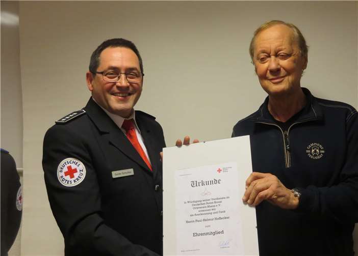 Helmut Hoffecker wurde zum Ehrenmitglied des DRK-Ortsvereins Rhens ernannt. Foto: Thomas Bergmann, DRK Rhens