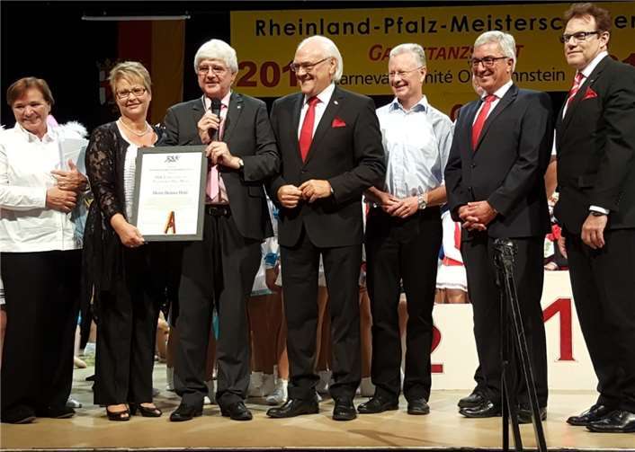 Hohe Auszeichnung für den Vorsitzenden Helmut Hohl  Helmut Hohl (3. v.l.) wurde mit dem RKK-Sonderorden geehrt.privat