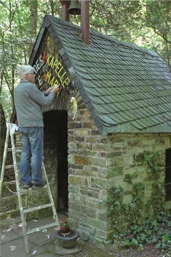 Helmut Huhn bei der Arbeit an den Buchstaben. privat