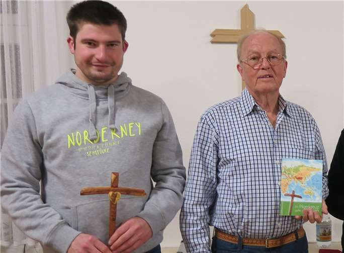 Helmut Jung (rechts) überreichte Tobias Bach ein Pilgerkreuz. privat