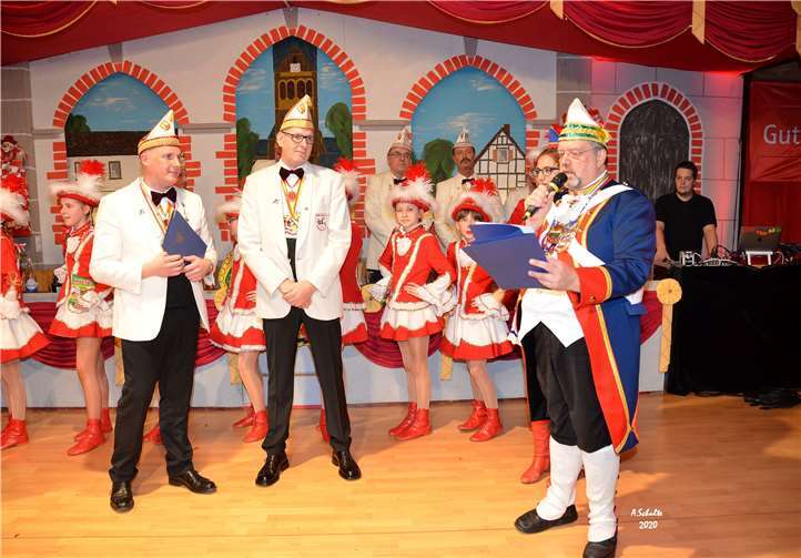 Helmut Kesser vom Bund Deutscher Karneval zeichnete Paul Bison (l.) und Michael Hach mit den Verdienstorden in Gold aus.