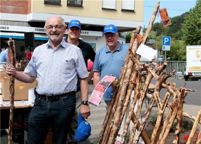 Helmut Koch (li.) hatte das Stock Projekt ins Leben gerufen. Und die hatten eine Spenden Aktion zugunsten der Arbeit zum Thema Fairtrade und Nachhaltigkeit in der Verbandsgemeinde Adenau.