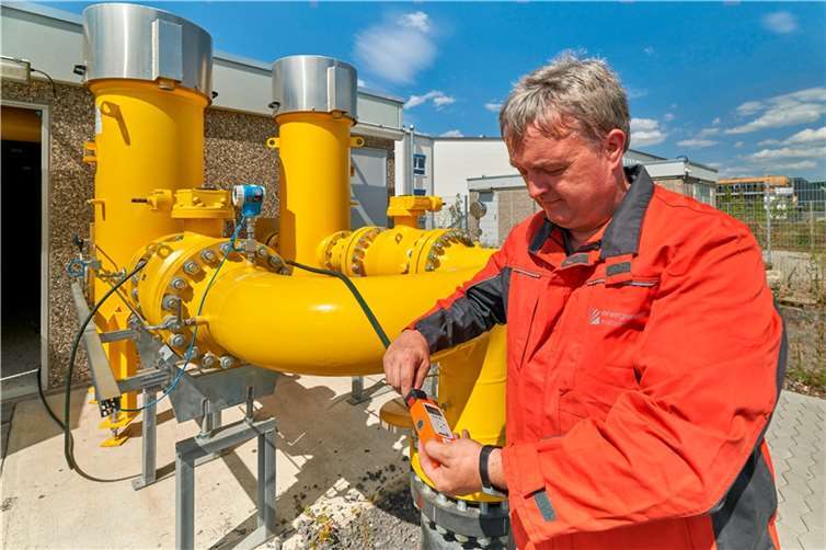 Helmut König von der Energienetze Mittelrhein kontrollierte an der neuen Gasstation in Remagen-Kripp, ob das H-Gas bereits in den Leitungen vor Ort angekommen ist.  Foto: Sascha Ditscher/evm
